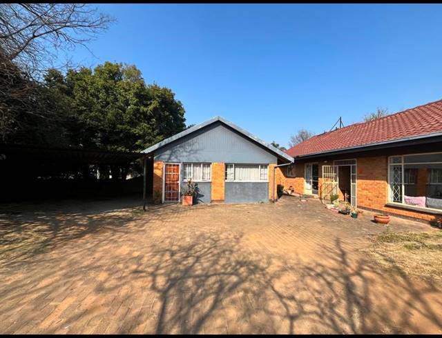 6 BEDROOM HOUSE FOR SALE IN FARRARMERE